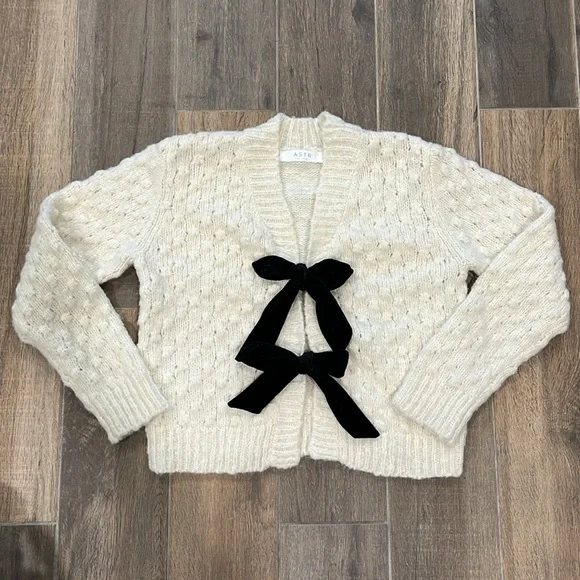 NEW ASTR the Label Velvet Bow Cardigan Size Small - Picture 4 of 8